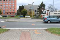 Jednadvacetiletá žena, která přecházela ve středu 8. listopadu 2023 odpoledne frekventovanou silnici v ulici Velké Novosady v Přerově, utrpěla smrtelné zranění po střetu s vozem Seat s přívěsným vozíkem.