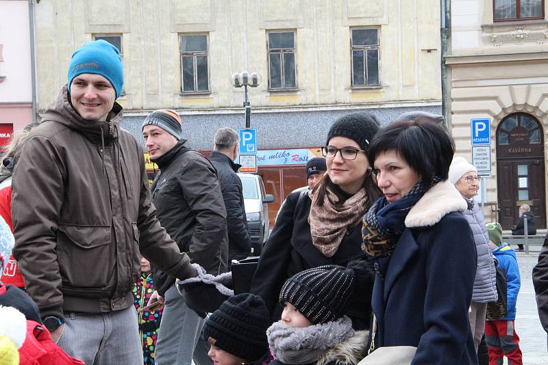 Přerovem prošel masopustní průvod. Nechyběli stárek se stárkovou, medvěd i smrtka.