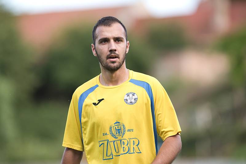 Fotbalisté Kozlovic (ve žlutém) doma porazili Bzenec 2:0. Tomáš Strašák