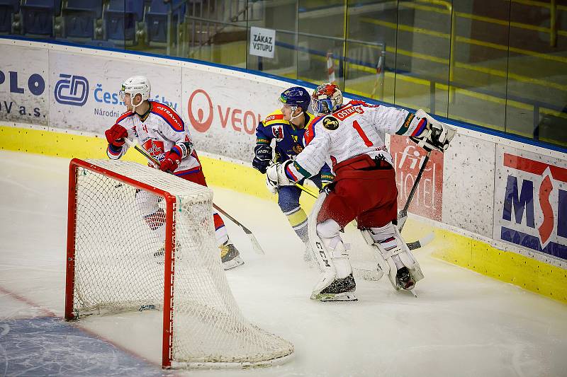 Hokejisté Přerova (v modrém) ve čtvttfinále play-off proti Porubě.