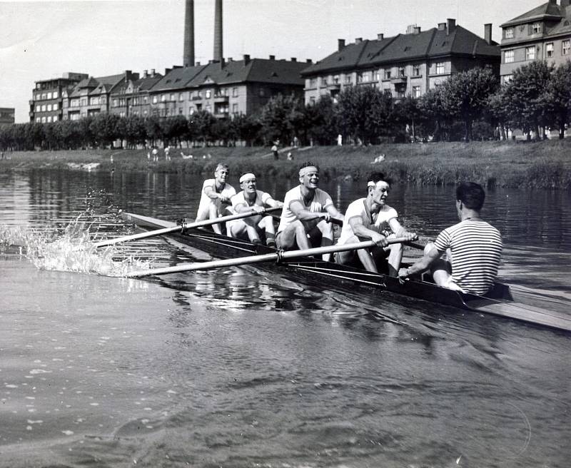 Přerovské veslování slaví 90 let. Čtyřka mužů trénuje na Bečvě v roce 1959 ve složení Kozák, Bednařík, Fárek, Kolář, trenér Bulant.