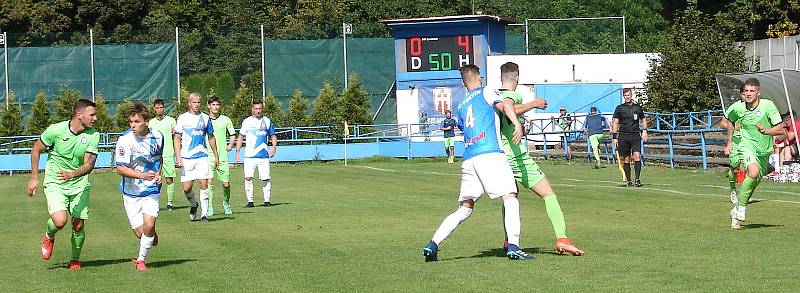 Fotbalisté Vsetína (v modrém) utrpěli doma debakl s přerovskou Viktorií.