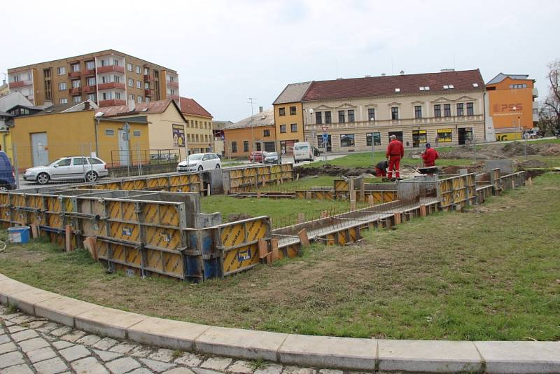 Stavebníci v lokalitě Na Marku odkryli renesanční uličku z kamenného štětu, která je jedním z nejvzácnějších archeologických objevů, učiněných před čtyřmi lety. V místech nyní vzniká nová venkovní expozice.