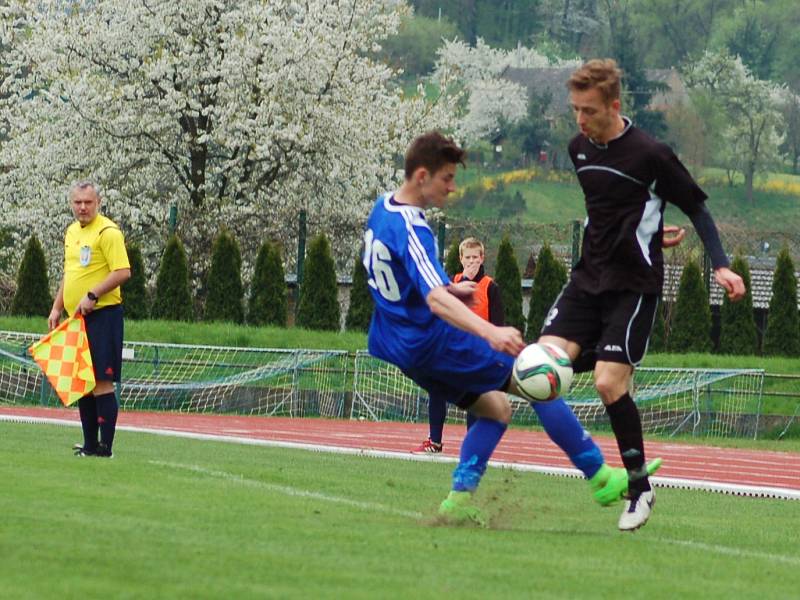 Fotbalisté Kozlovic (v černém) zvítězili 1:0 nad domácím SK Hranice.