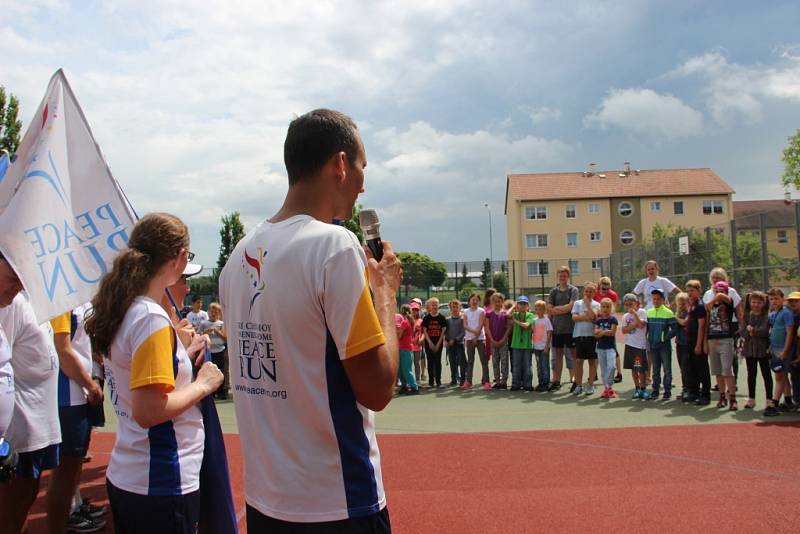 Sri Chinmoy Oneness-Home Peace Run na zastávce v Přerově