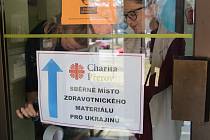 Sbírku zdravotnického materiálu pro Ukrajinu zahájila 9. března Charita Přerov. Lidé mohou nosit do sídla charity v ulici Šířava 27 nejen zdravotnický materiál, ale také drogerii, oblečení a další věci pro uprchlíky, kteří našli azyl v Přerově a