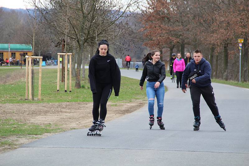 Osecký "Jadran" se stal oblíbenou zastávkou cyklistů, bruslařů i pěších, kteří vyrazili o velikonočních svátcích do přírody.