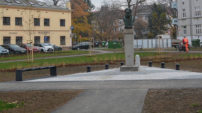 Úpravy okolí památníku Františka Rasche v Přerově na stejnojmenném náměstí v těchto dnech finišují.
