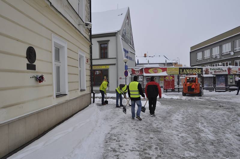 Přerov od časného rána bojuje s přívaly sněhu.