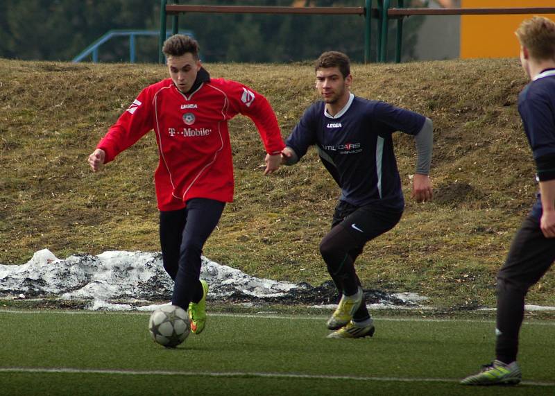 Fotbalisté Želatovic (v červeném) v přípravě proti Beňovu.