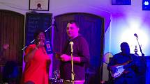 Koncert černošské zpěvačky Wandy Johnson, který se kvůli dešti přesunul do přerovské restaurace Pivovar, měl skvělou atmosféru.
