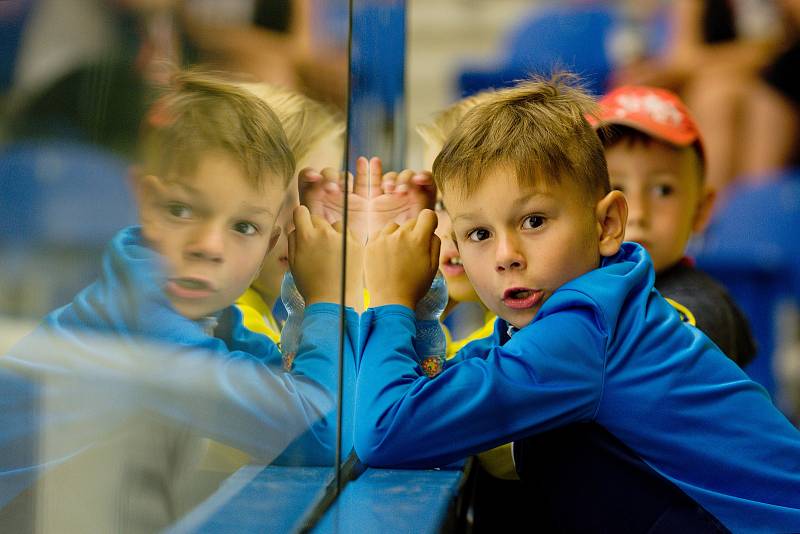 Hokejisté HC Zubr Přerov (v modrém) v přípravném utkání proti Vsetínu.