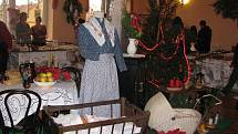 Na tradiční vánoční výstavě v obci Rouské si návštěvníci mohli sami vyzkoušet výrobu některých dekorací.