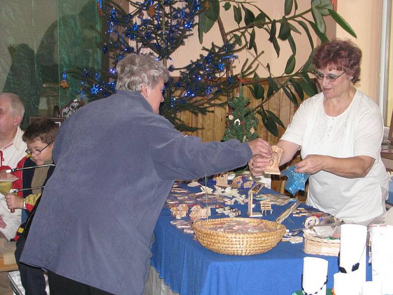 Na tradiční vánoční výstavě v obci Rouské si návštěvníci mohli sami vyzkoušet výrobu některých dekorací.