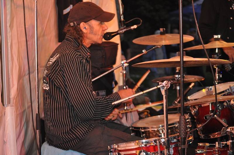 Javier Vargas, spoluhráč Carlose Santany, zahájil v úterý večer s kapelou Vargas Blues Band hudební festival Blues nad Bečvou, a to na hradbách v lokalitě Spálenec v Přerově. 