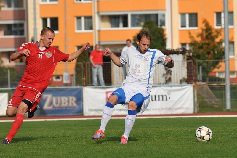 Fotbalisté Přerova (v bílém) proti Brumovu