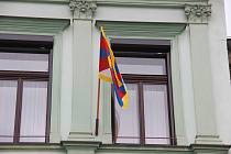 Vlajka pro Tibet na budově přerovské radnice. Ilustrační foto.