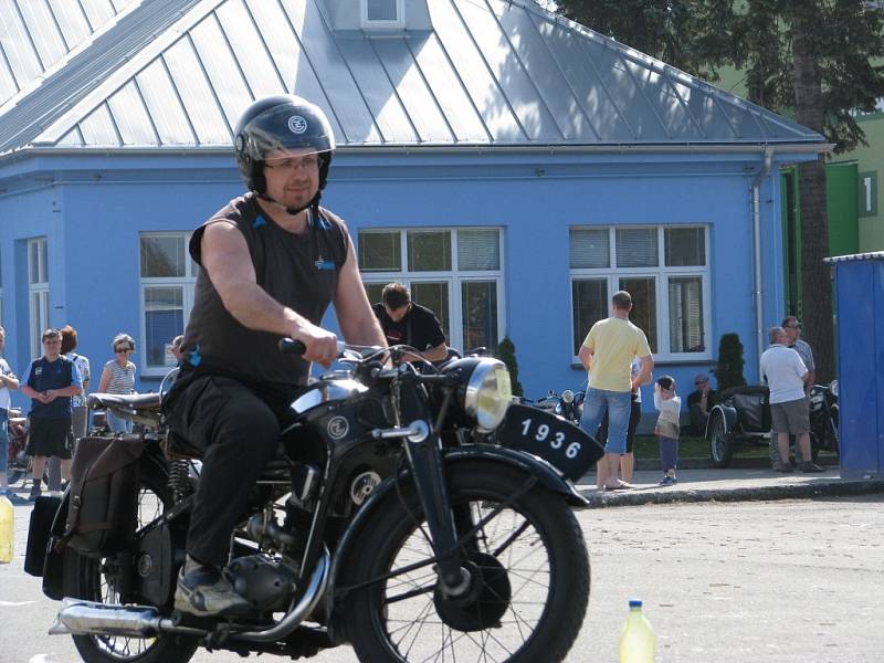 Tradiční Jarní jízdou zručnosti zahájil v neděli 29. dubna Oldtimer club Helfštýn svou letošní sezonu