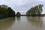 Rozvodněná Morava v Kojetíně, zaplavila třeba i fotbalové hřiště nebo loděnici. 15.10. 2020