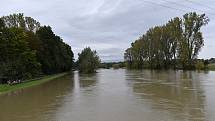 Rozvodněná Morava v Kojetíně, zaplavila třeba i fotbalové hřiště nebo loděnici. 15.10. 2020