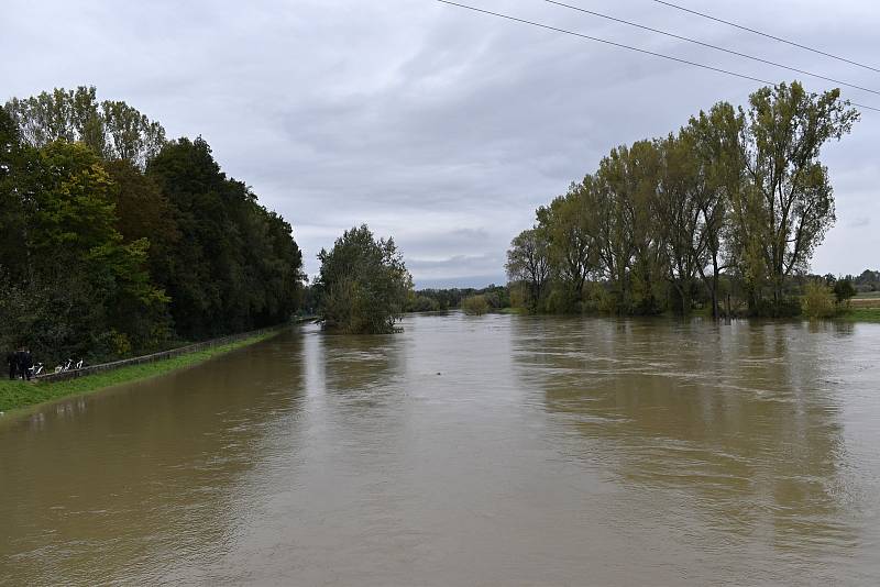 Rozvodněná Morava v Kojetíně, zaplavila třeba i fotbalové hřiště nebo loděnici. 15.10. 2020