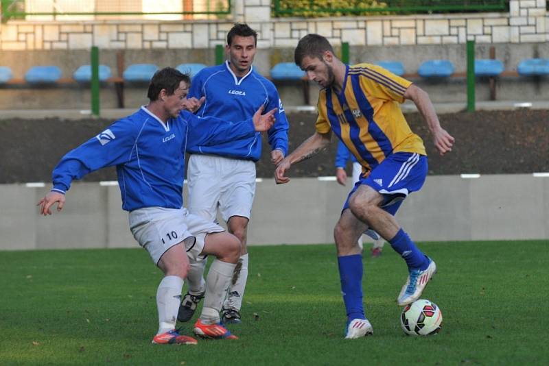 Fotbalisté Kozlovic (ve žlutomodrém) proti Určicím