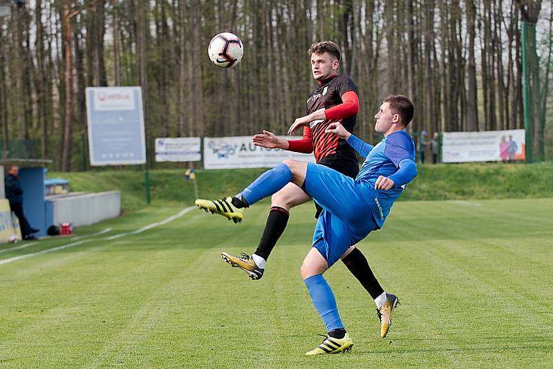 Fotbalisté Kozlovic (v modrém) proti B-týmu Opavy