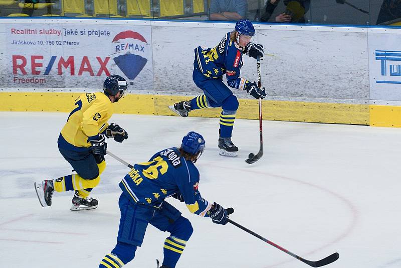 Hokejisté Přerova (v modrém) v přípravném Zubr Cupu proti Zlínu