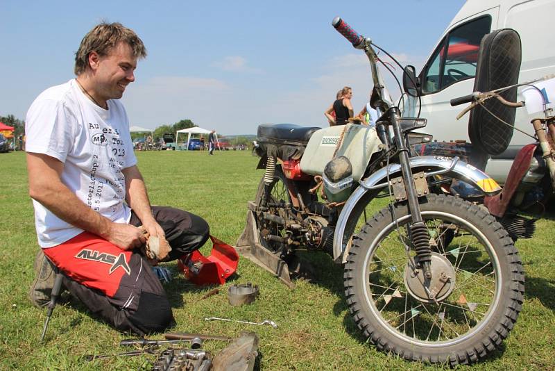 Burácení mopedů a fichtlů se ozývalo v sobotu 23. července Radslavicemi na Přerovsku, kde se konal tradiční závod Žhavé rozety.