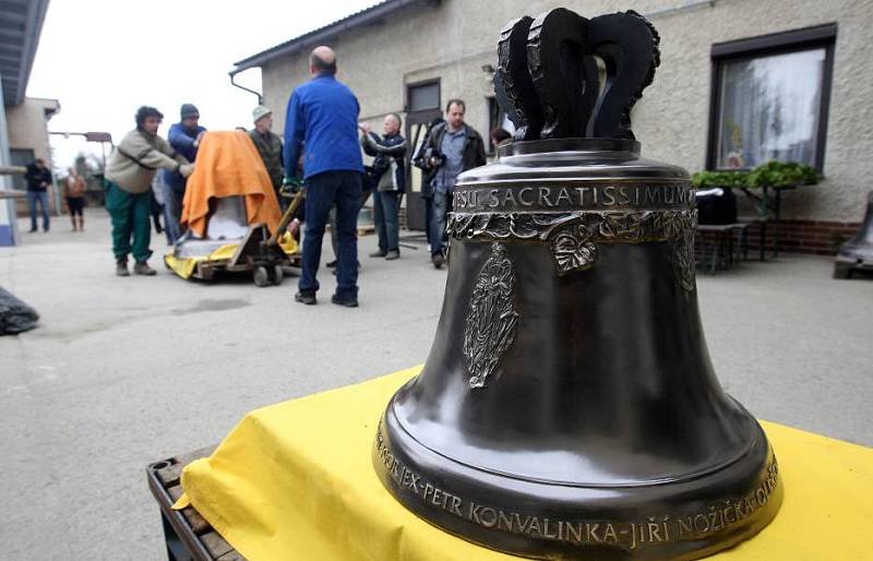 Zvony pro katedrálu sv. Víta před odjezdem do Prahy ve zvonařské dílně v Brodku u Přerova