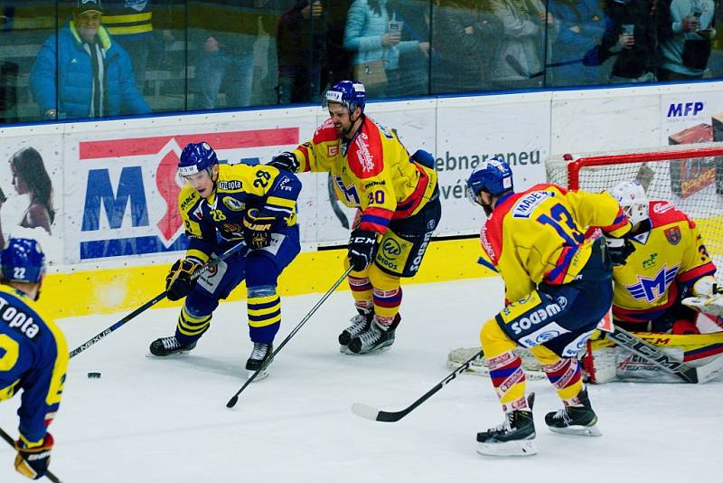 Hokejisté Přerova (v modrém) padli ve čtvrtém zápase čtvrtfinálové série s Českými Budějovicemi. Dál postupuje Motor.