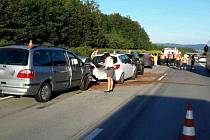 Hromadná nehoda šesti vozidel, při které se zranilo pět lidí, se stala v pátek po osmnácté hodině na dálnici D1 u Dolního Újezdu na Přerovsku.
