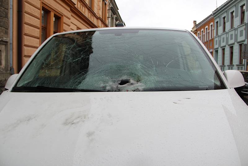 Exploze v pondělí večer poničila auto, zaparkované v Sušilově ulici v Přerově. Podle policie umístil neznámý pachatel na auto nástražný výbušný systém - předmět, který z něj odletěl, zasáhl i květináč na okně protější budovy Dětského domova.