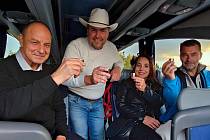 Na Velkou pardubickou vyrazil v neděli autobus fanoušků z Beňova, kteří oslavili vítězství Sacamira. Nechyběl mezi nimi ani starosta obce Ivo Pitner.
