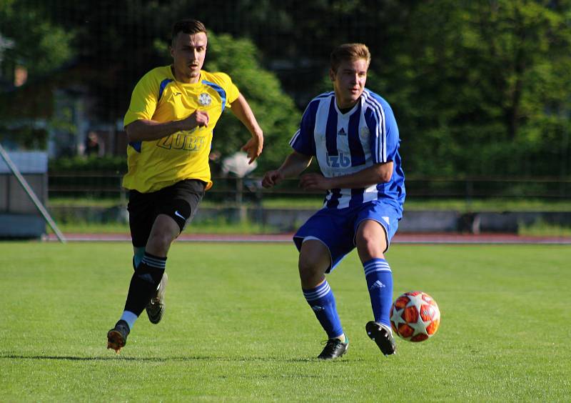 Fotbalisté SK Hranice (v modrém) doma nestačili na Kozlovice.