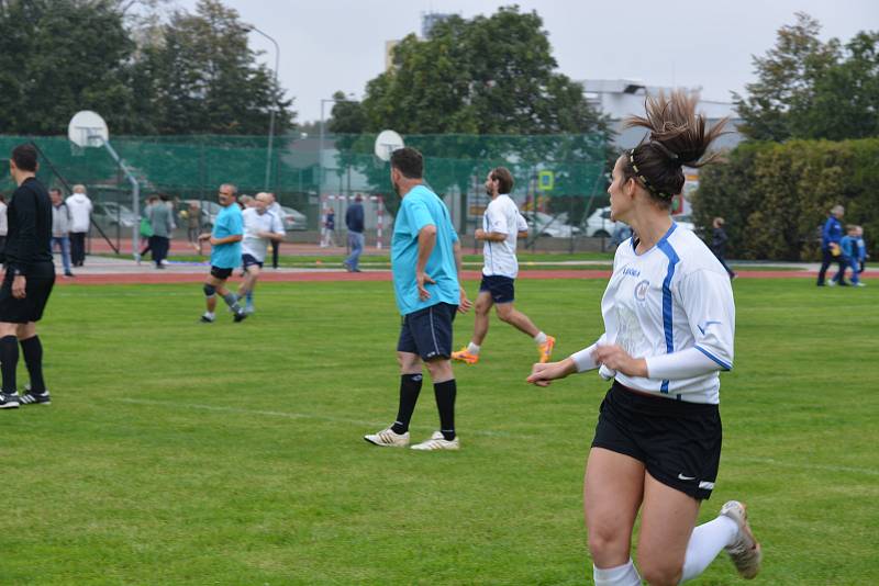 Nové sportoviště na Základní škole Za mlýnem pokřtili v pátek společným zápasem přerovští radní a fotbalové legendy.