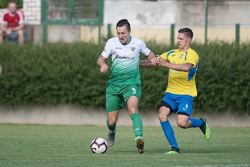 Fotbalisté Kozlovic (ve žlutém) doma porazili Bzenec 2:0.