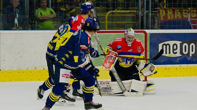 Hokejisté HC Zubr Přerov (v modrém) v utkání s ČEZ Motor České Budějovice