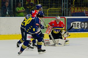 Hokejisté HC Zubr Přerov (v modrém) v utkání s ČEZ Motor České Budějovice