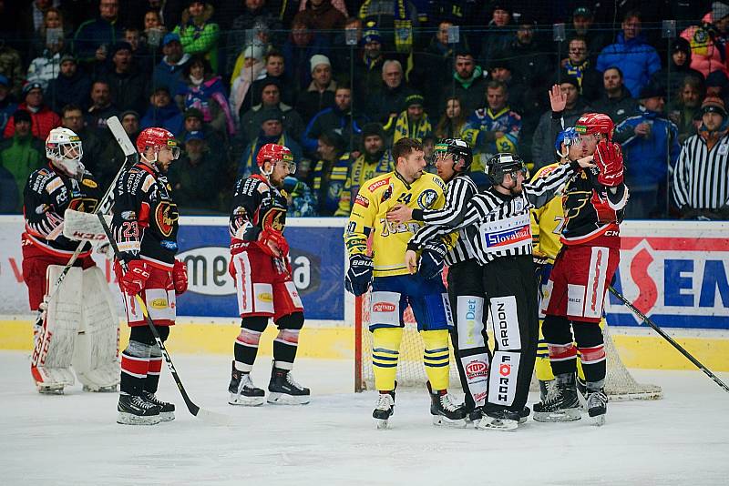 Hokejisté Přerova (ve žlutém) proti Prostějovu (4:2).