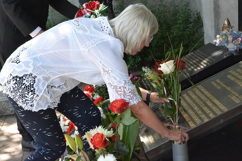 V Přerově si v sobotu odpoledne připomněli poválečnou tragédii - masakr na Švédských šancích. Pietní akt se konal na dvou místech - na Městském hřbitově v Přerově a u kříže na Švédských šancích. Právě v těchto místech bylo v noci z 18. na 19. června 1945 