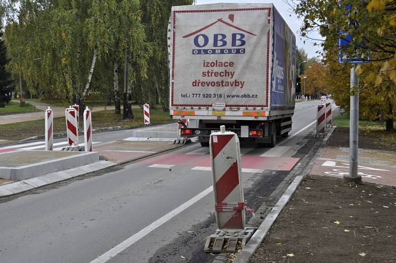 Na bezpečnostní ostrůvky a dva nové přechody, které jsou součástí stavby cyklostezky mezi Přerovem a Želatovicemi, si obyvatelé této místní části nemůžou zvyknout.