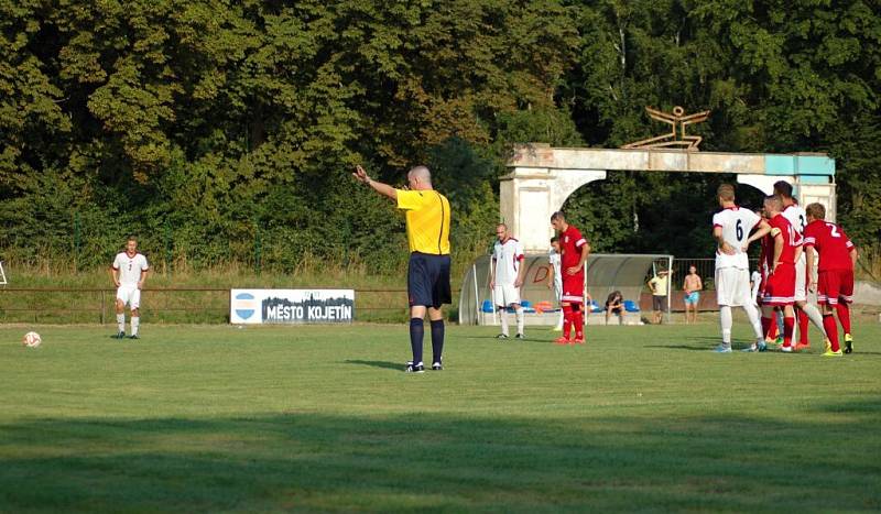 Fotbalisté Kojetína (v bílém) proti Kralicím na Hané