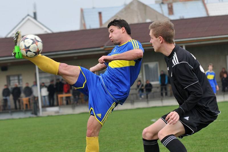 Fotbalisté Želatovic (v modré) proti béčku HFK Olomouc