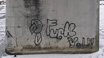 Grafiti v Přerově hyzdí nejen pilíře lávky U loděnice, ale také nábřežní zídky.