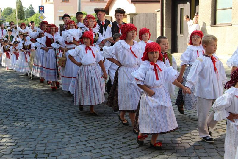 Velkolepý krojovaný průvod Hanáků s Ječmínkovou jízdou králů prošel v neděli ráno ulicemi Kojetína. Město celý víkend žilo tradičními hody.