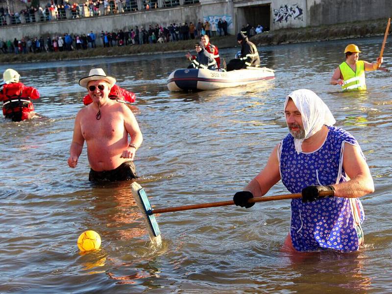 Silvestrovská show otužilců v řece Bečvě v Přerově
