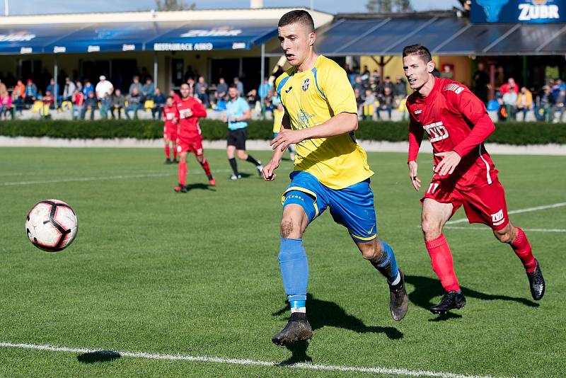 Fotbalisté Kozlovic (ve žlutém) v domácím utkání se Slavičínem.