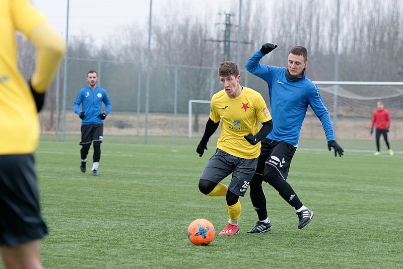 Fotbalisté Kozlovic (v modrém) v přípravě na půdě Kroměříže.