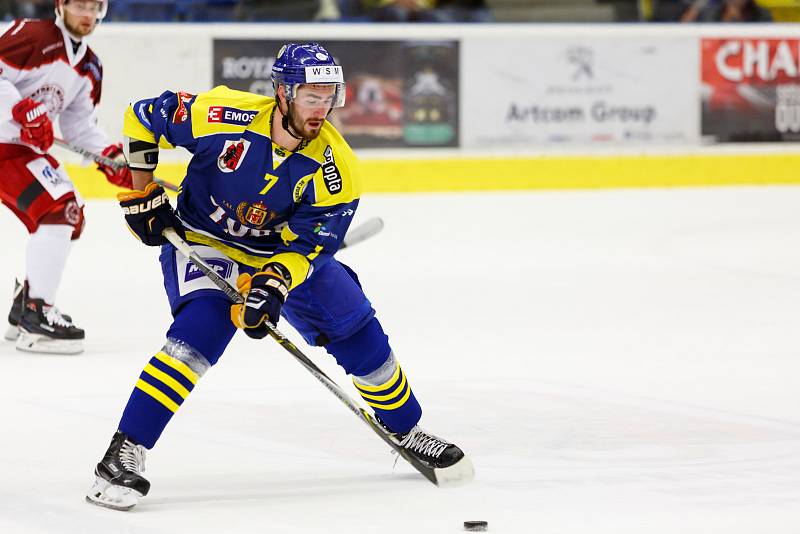 Hokejisté HC Zubr Přerov (v modrém) proti Frýdku-Místku (1:3). Martin Novotný.